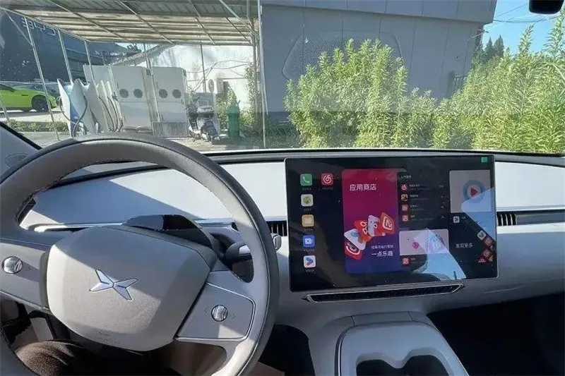 As fotos espiãs do interior do XPENG MONA M03 estão aqui, com foco na simplicidade, semelhante ao Tesla Model 3