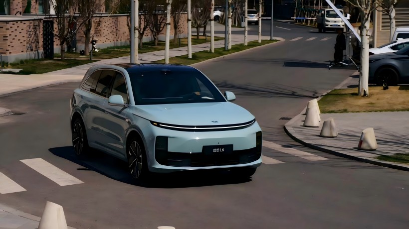 As imagens oficiais do novo L6 ideal farão sua estréia no Shanghai Auto Show. Ele adotará um lidar novinho em folha e terá um chip atualizado.